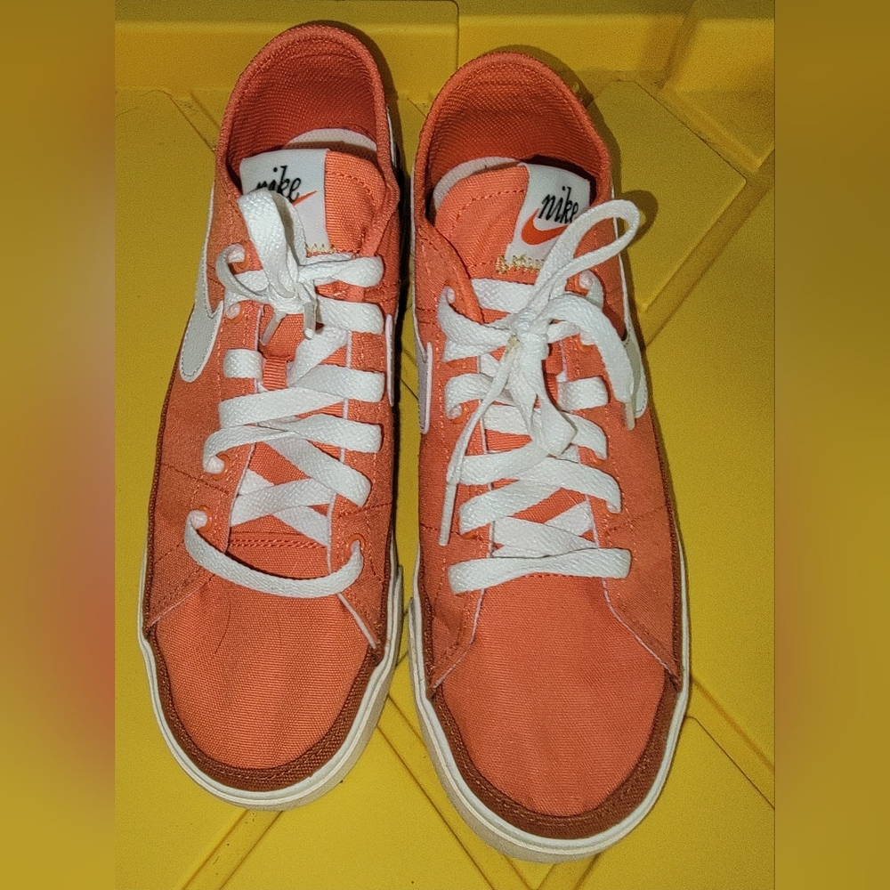 Womens Nike Shoes Size 7.5